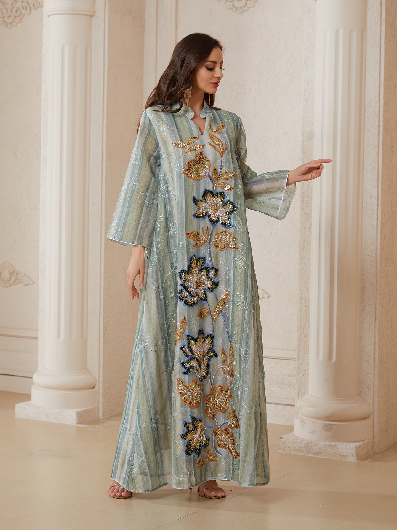 A new style of tulle and sequinned dress, featuring intricate patchwork and meticulous embroidery, with a lining for premium comfort. Ideal for evening dinners and special
