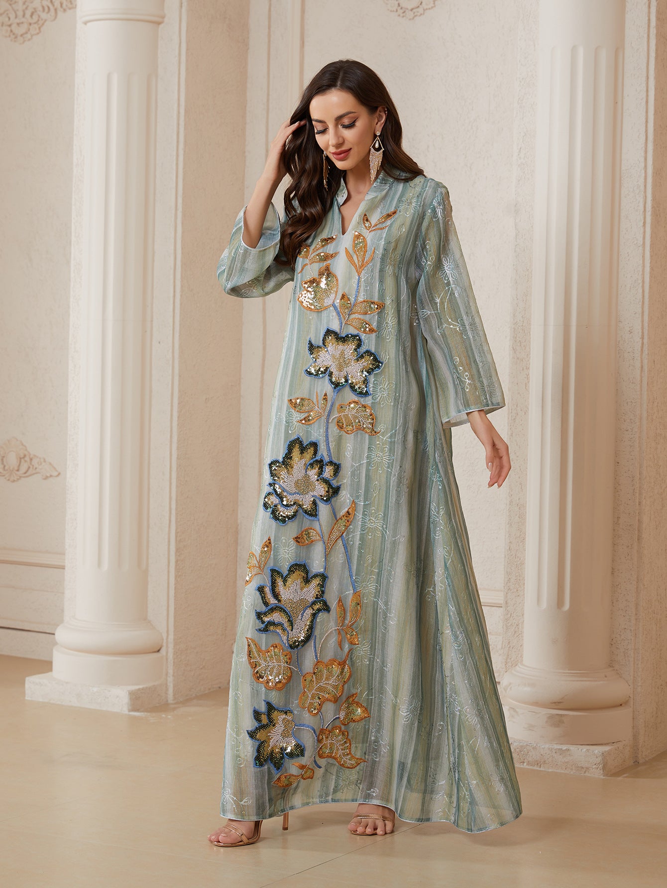 A new style of tulle and sequinned dress, featuring intricate patchwork and meticulous embroidery, with a lining for premium comfort. Ideal for evening dinners and special