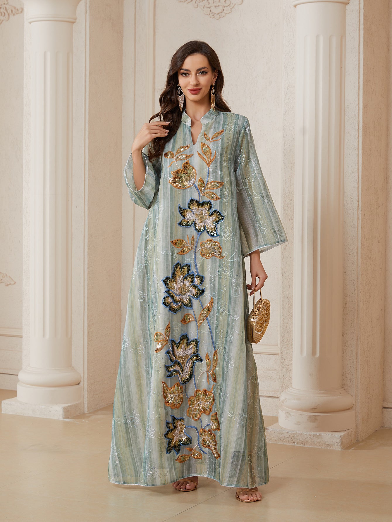 A new style of tulle and sequinned dress, featuring intricate patchwork and meticulous embroidery, with a lining for premium comfort. Ideal for evening dinners and special