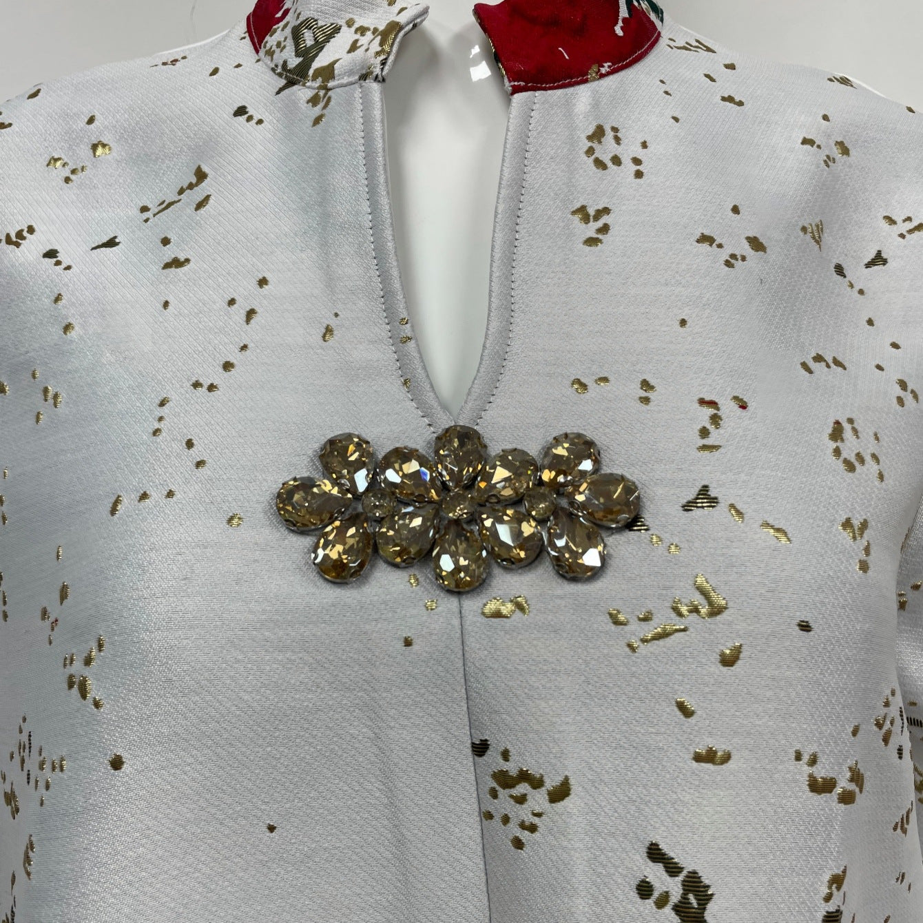2026 Reels Opulent Floral Statement Kaftan Cream Base Gold Dust Foil Peony Print Stand Mandarin Collar Metal Clasp Fastener Split Bell Long Sleeve Floor-Sweeping Loose Drape Cut Exclusive Khaleeji Atelier Fit For Gulf Ladies Walima Wedding & Iftar Ba