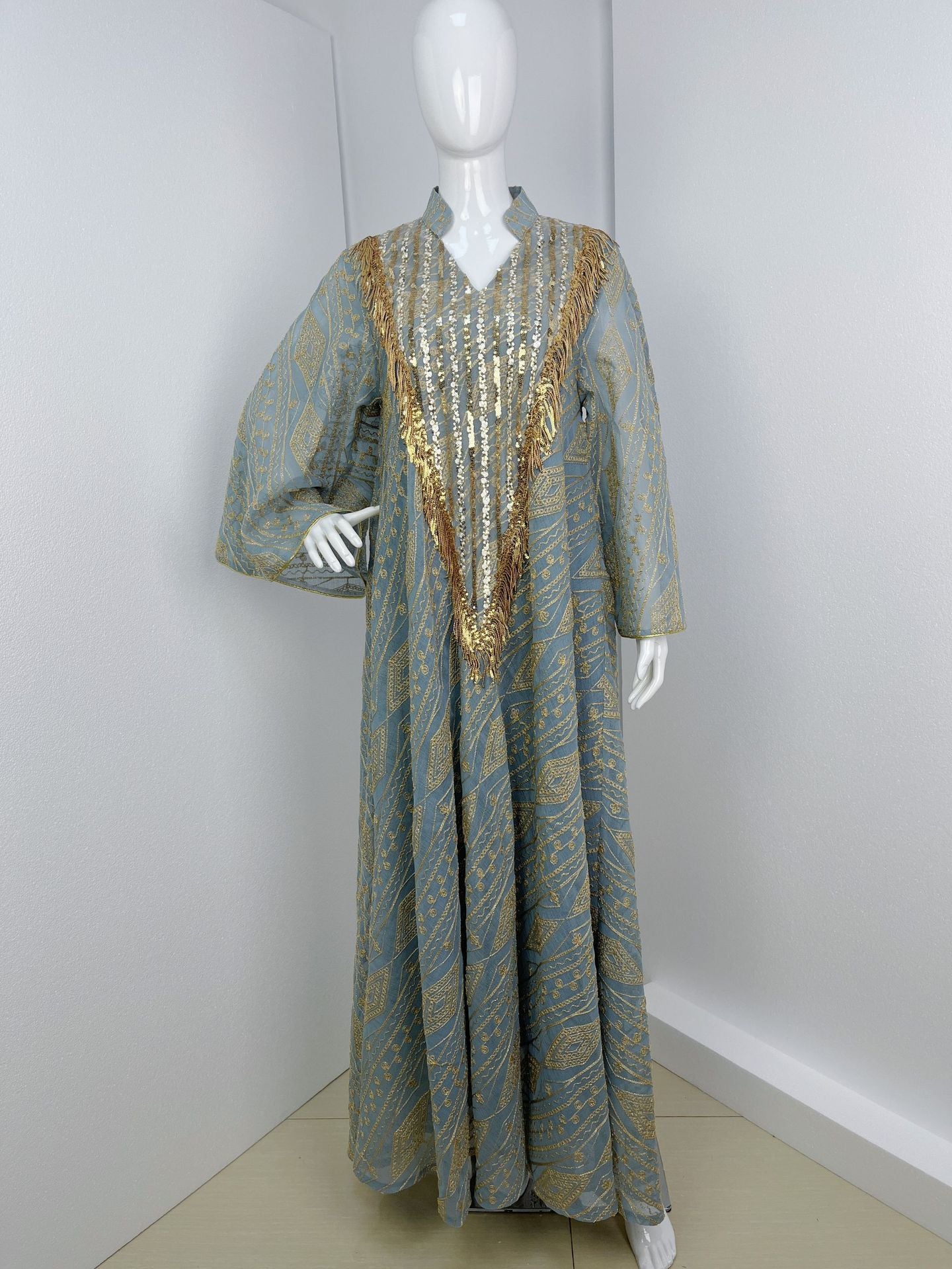 Elegant long evening gown crafted with tulle, embroidery and sequins, stylish and sophisticated, ideal for parties and formal dinners, trustworthy quality