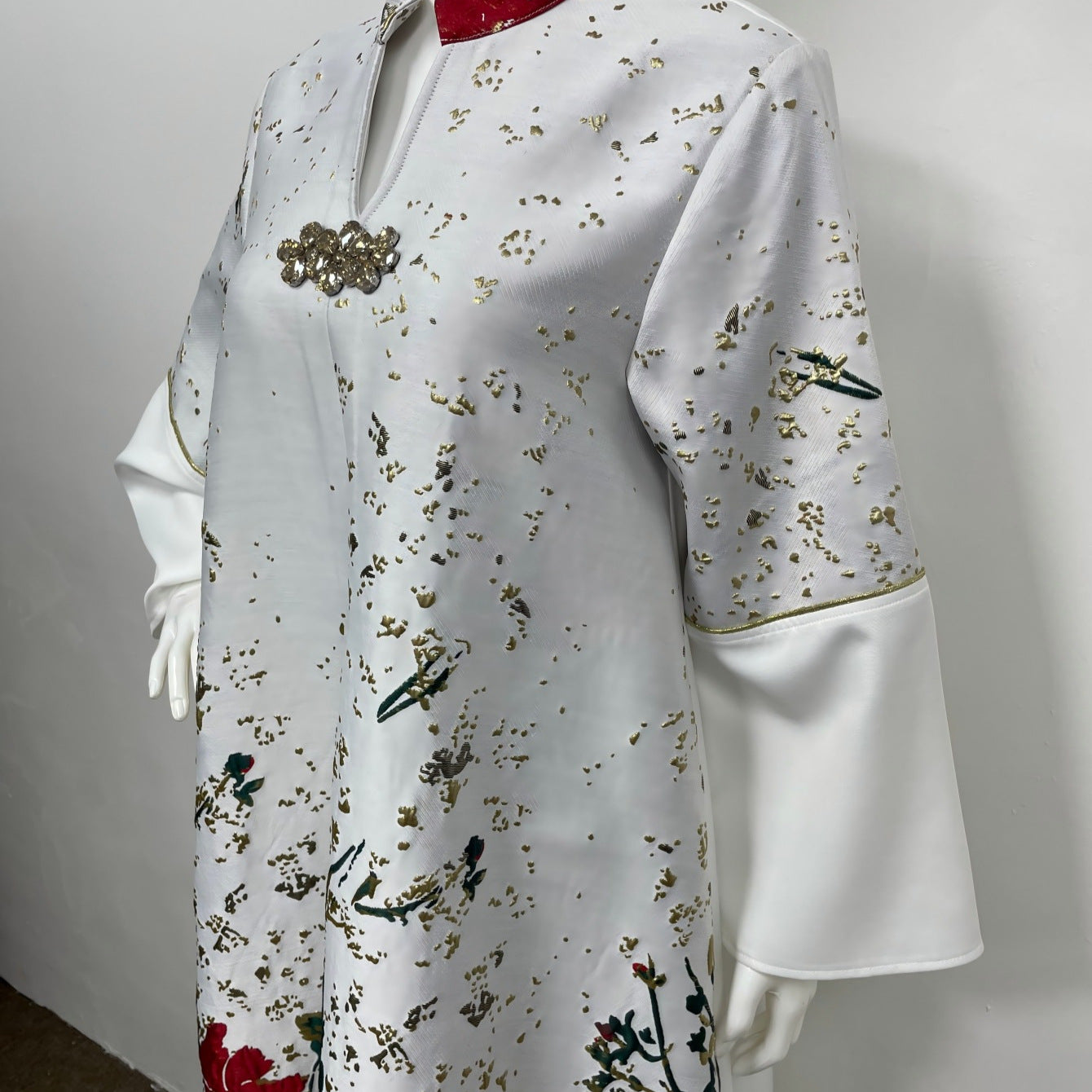 2026 Reels Opulent Floral Statement Kaftan Cream Base Gold Dust Foil Peony Print Stand Mandarin Collar Metal Clasp Fastener Split Bell Long Sleeve Floor-Sweeping Loose Drape Cut Exclusive Khaleeji Atelier Fit For Gulf Ladies Walima Wedding & Iftar Ba